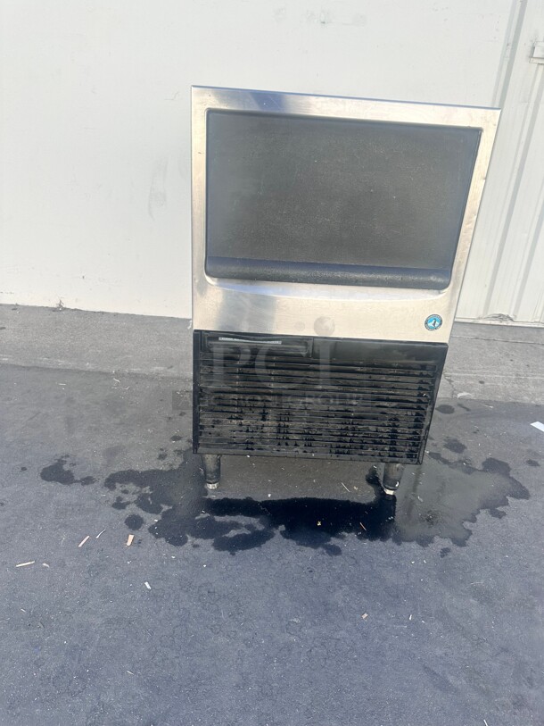 Late Model Used Hoshizaki KM-151BAH 24 inch Air Cooled Undercounter Crescent Cube Ice Machine with  Bin - 115V, 163 lb. per day Working - Image 6 of 6