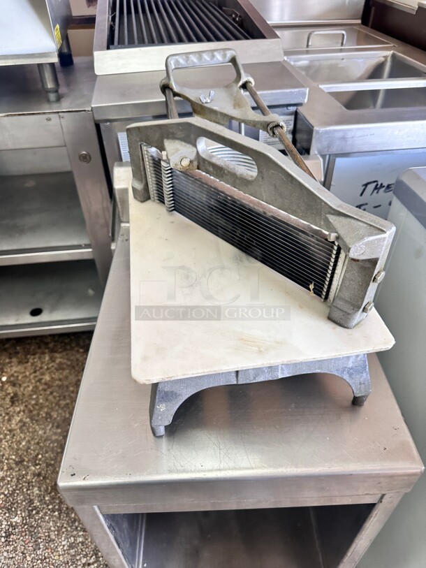 Vollrath 0643N Redco Tomato Pro 3/16 inch Tomato Slicer with Straight Blades

 - Image 2 of 9