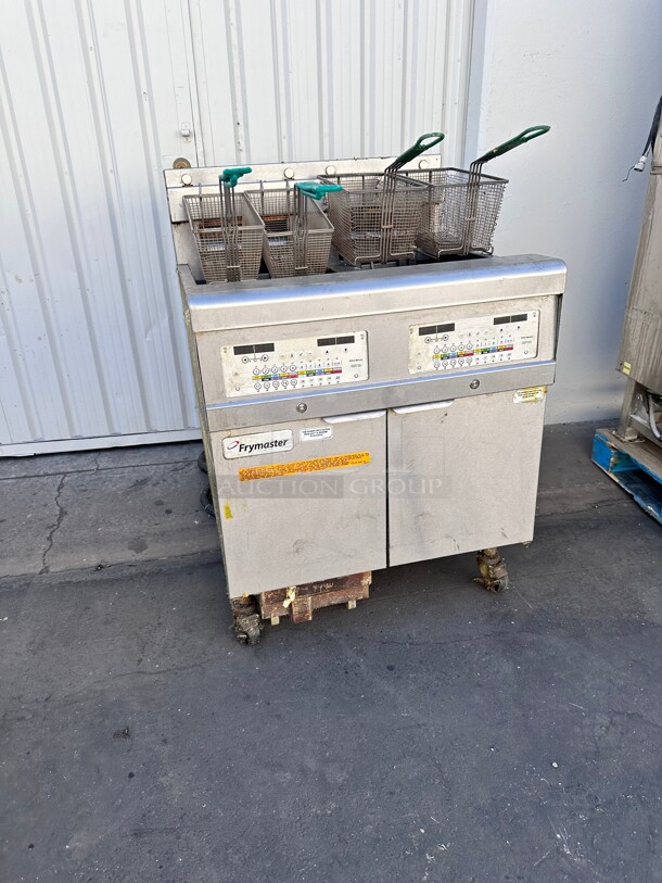 Late Model Used FRYMASTER 2FQE30U 220V, 3PH ELECTRIC 2 30 LB. FLOOR FRYERS WITH Digital CONTROLLER AND FILTRATION SYSTEM - Image 2 of 8