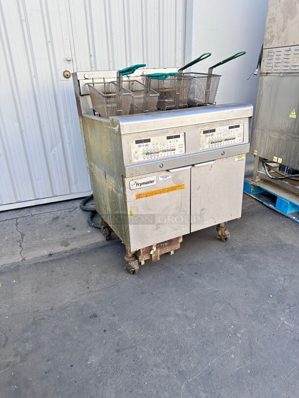 Late Model Used FRYMASTER 2FQE30U 220V, 3PH ELECTRIC 2 30 LB. FLOOR FRYERS WITH Digital CONTROLLER AND FILTRATION SYSTEM - Image 3 of 8