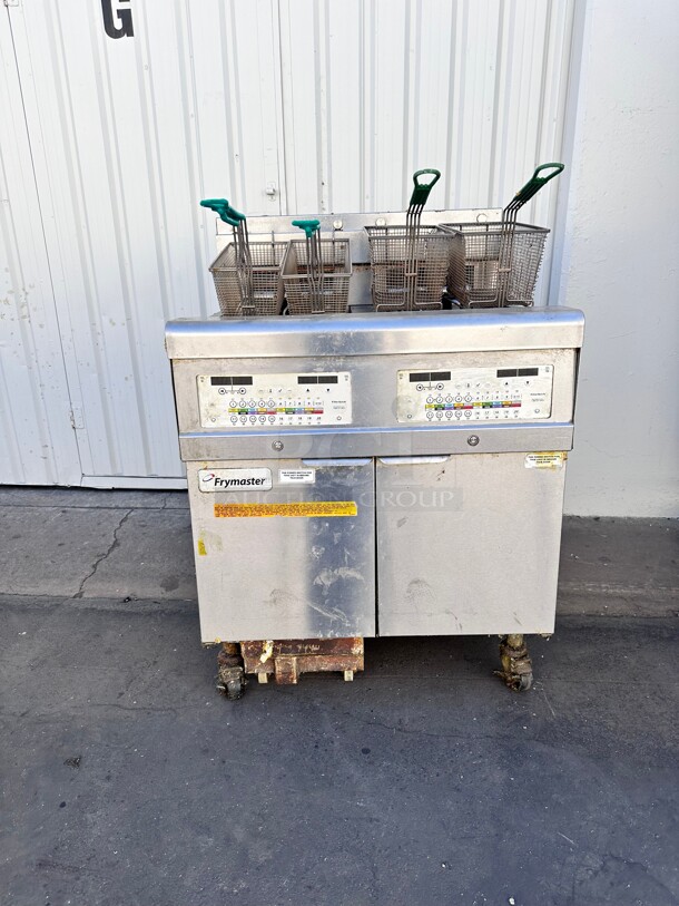Late Model Used FRYMASTER 2FQE30U 220V, 3PH ELECTRIC 2 30 LB. FLOOR FRYERS WITH Digital CONTROLLER AND FILTRATION SYSTEM - Image 4 of 8
