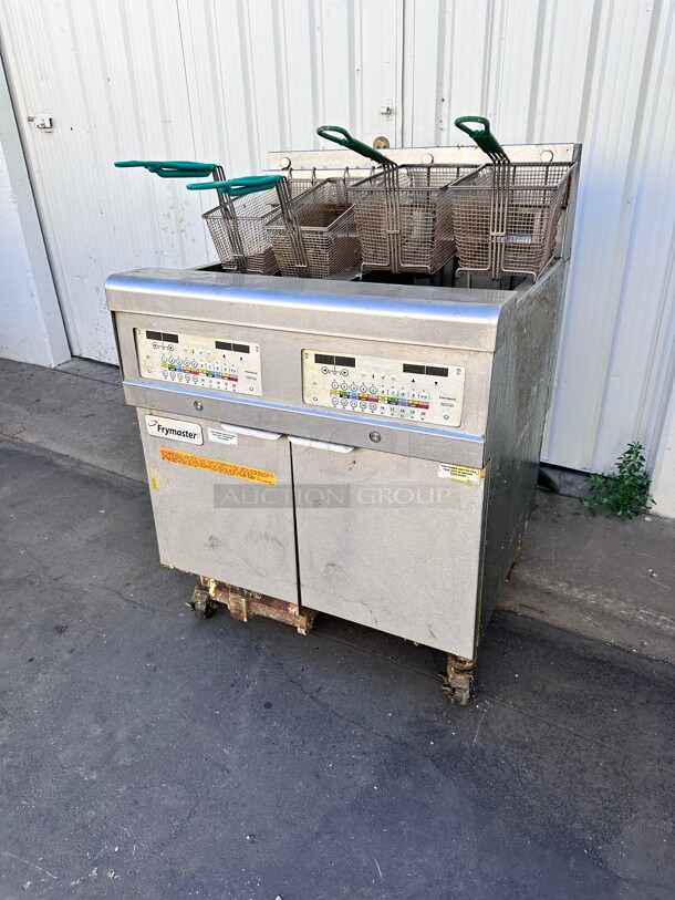Late Model Used FRYMASTER 2FQE30U 220V, 3PH ELECTRIC 2 30 LB. FLOOR FRYERS WITH Digital CONTROLLER AND FILTRATION SYSTEM - Image 7 of 8