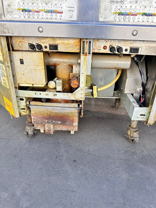 Late Model Used FRYMASTER 2FQE30U 220V, 3PH ELECTRIC 2 30 LB. FLOOR FRYERS WITH Digital CONTROLLER AND FILTRATION SYSTEM - Image 8 of 8