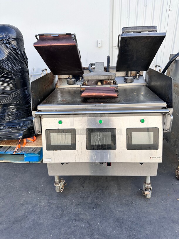 Late Model Used Garland Xpress XPG36 NAT 36 inch Natural Gas Clamshell Griddle with 3 Platens and EasyTouch Controls - 60,000 BTU - Image 2 of 9