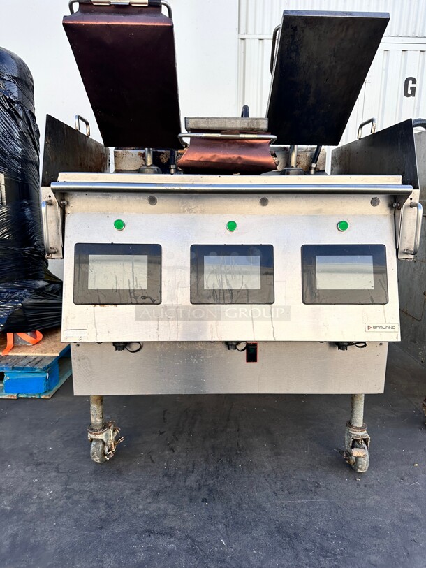 Late Model Used Garland Xpress XPG36 NAT 36 inch Natural Gas Clamshell Griddle with 3 Platens and EasyTouch Controls - 60,000 BTU - Image 4 of 9