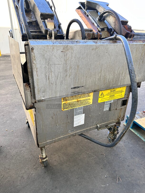 Late Model Used Garland Xpress XPG36 NAT 36 inch Natural Gas Clamshell Griddle with 3 Platens and EasyTouch Controls - 60,000 BTU - Image 7 of 9