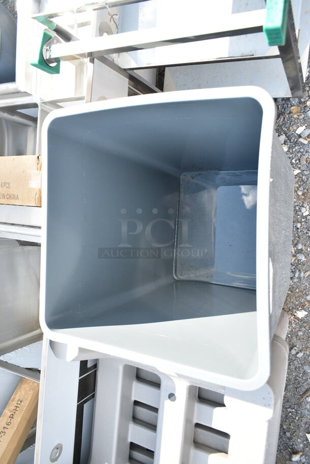 BRAND NEW SCRATCH AND DENT! Lavex 475SQ35GY 35 Gallon Gray Square Trash Can - Image 4 of 5