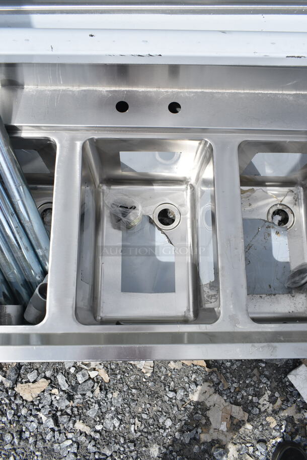 BRAND NEW SCRATCH AND DENT! Regency 600B32160213 Stainless Steel 3 Bowl Underbar Sink with Two Drainboards - 60" x 21" - Image 4 of 7