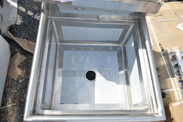 BRAND NEW SCRATCH AND DENT! Regency 600S12323 28" 16-Gauge Stainless Steel One Compartment Commercial Sink with Stainless Steel Legs, Cross Bracing, and without Drainboards - 23" x 23" x 12" Bow. No Legs.  - Image 4 of 6