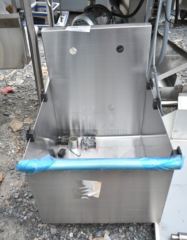 BRAND NEW SCRATCH AND DENT! Stainless Steel Single Bay Sink. No Legs. - Image 2 of 4