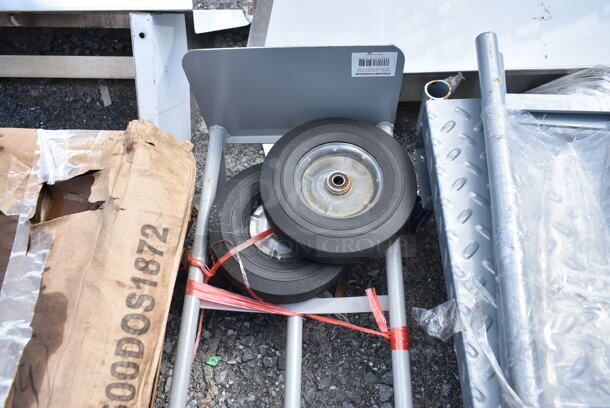 BRAND NEW SCRATCH AND DENT! Lavex 503HDTH600GR 600 lb. Gray Hand Truck With 10" Solid Rubber Wheels - Image 3 of 4