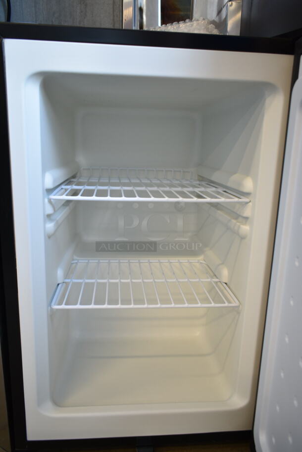 BRAND NEW SCRATCH AND DENT! Whynter CUF-210SSg Energy Star Stainless Steel Upright Freezer with Lock. 115 Volts, 1 Phase. Tested and Working! - Image 3 of 5