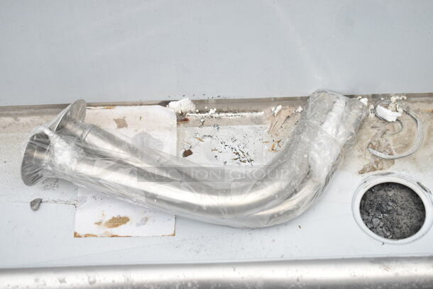BRAND NEW SCRATCH AND DENT! Regency 600HSMSB1896 96" x 17 1/2" Single-Hole Multi-Station Hand Sink for 4 Wall Mounted Faucets - Image 4 of 6