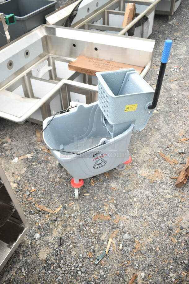 BRAND NEW SCRATCH AND DENT! Lavex 274MOPBCKTGY 35 Qt. Gray Mop Bucket & Side Press Wringer Combo - Image 3 of 6
