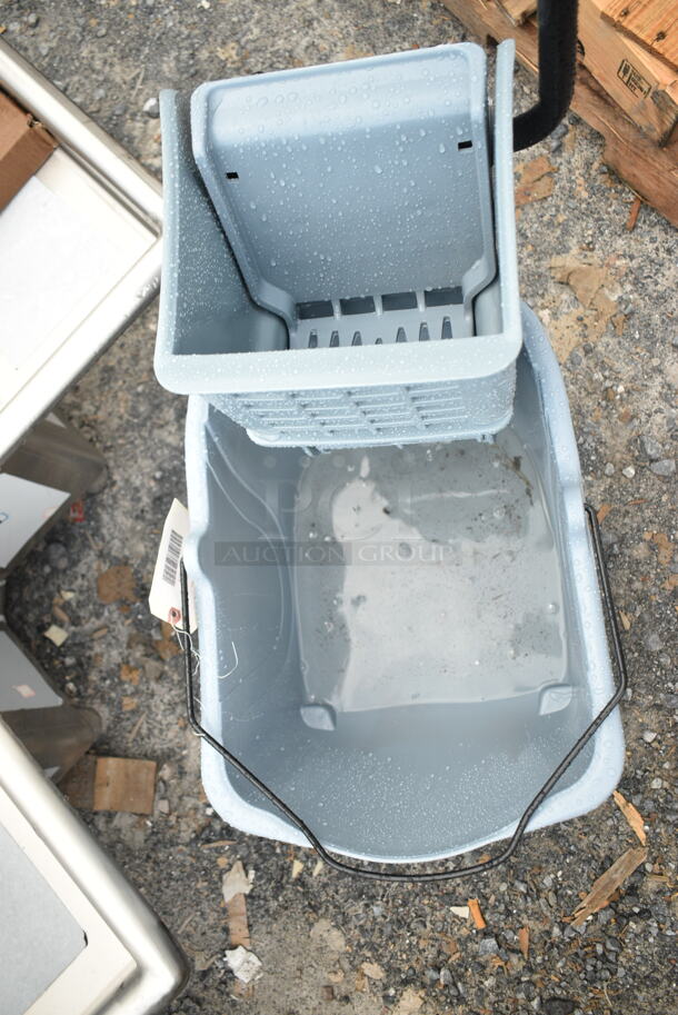 BRAND NEW SCRATCH AND DENT! Lavex 274MOPBCKTGY 35 Qt. Gray Mop Bucket & Side Press Wringer Combo - Image 4 of 6
