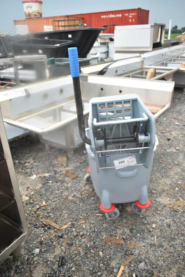 BRAND NEW SCRATCH AND DENT! Lavex 274MOPBCKTGY 35 Qt. Gray Mop Bucket & Side Press Wringer Combo - Image 5 of 6