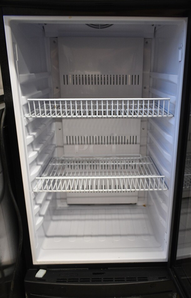 BRAND NEW SCRATCH AND DENT! KoolMore KM-MDR-1D-6C Metal Commercial Single Door Reach In Cooler Merchandiser. 115 Volt, 1 Phase. Tested and Working! - Image 4 of 5