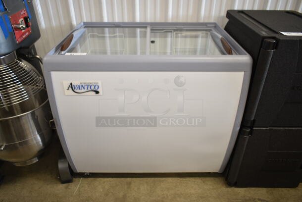 BRAND NEW SCRATCH AND DENT! Avantco 360DFF9HCL Metal Commercial Chest Freezer Merchandiser. 115 Volts, 1 Phase. Tested and Working! - Image 2 of 5