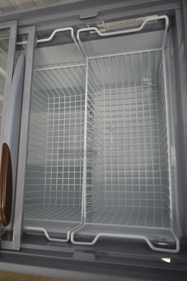 BRAND NEW SCRATCH AND DENT! Avantco 360DFF9HCL Metal Commercial Chest Freezer Merchandiser. 115 Volts, 1 Phase. Tested and Working! - Image 3 of 5