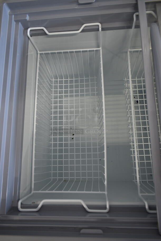 BRAND NEW SCRATCH AND DENT! Avantco 360DFF9HCL Metal Commercial Chest Freezer Merchandiser. 115 Volts, 1 Phase. Tested and Working! - Image 4 of 5