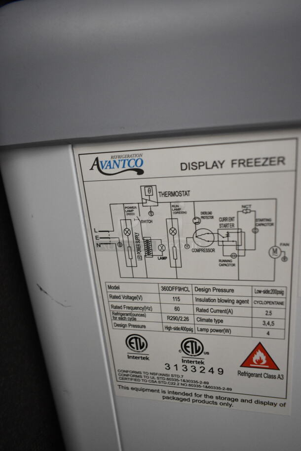 BRAND NEW SCRATCH AND DENT! Avantco 360DFF9HCL Metal Commercial Chest Freezer Merchandiser. 115 Volts, 1 Phase. Tested and Working! - Image 5 of 5