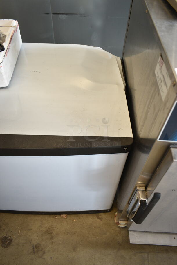 BRAND NEW SCRATCH AND DENT! 2023 Avantco Ice MC-H-530-A 30" Air Cooled Modular Half Cube Ice Machine - 500 lb. See Pictures for Back Right Damage.  - Image 3 of 5