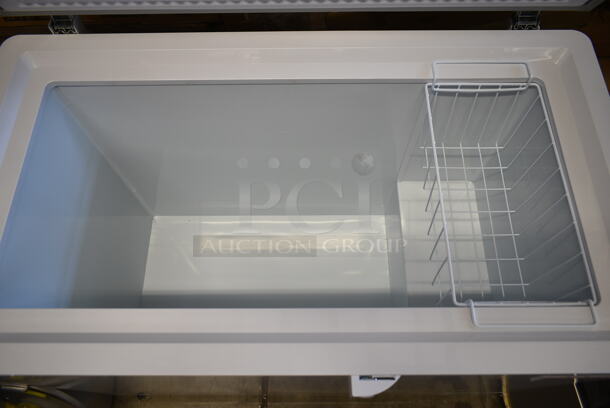 BRAND NEW SCRATCH AND DENT! Galaxy 177UCCF8 8.1 Cu. Ft. White Chest Freezer on Commercial Casters. 115 Volts, 1 Phase. Tested and Working! - Image 3 of 5