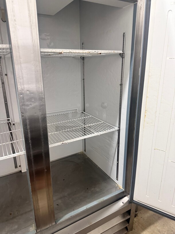 Arctic Air AR49 54 inch Two Section Reach In Refrigerator, (2) Left/Right Hinge Solid Doors, 115v Working - Image 6 of 9