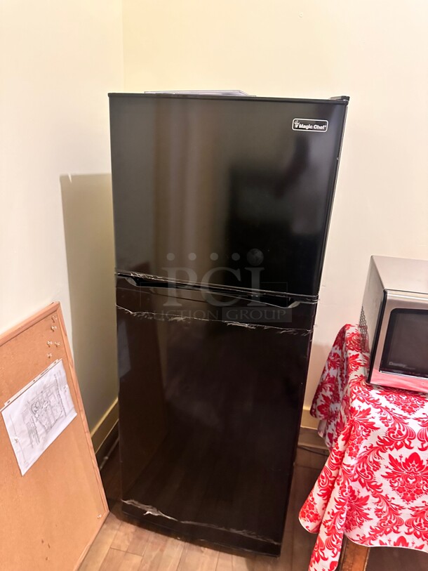 Late Model Magic Chef 10.1 cu. ft. Top Freezer Refrigerator in Black, ENERGY STAR 115 Volt Working - Image 1 of 7
