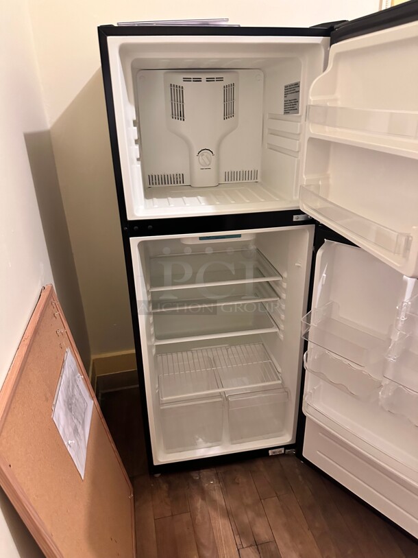 Late Model Magic Chef 10.1 cu. ft. Top Freezer Refrigerator in Black, ENERGY STAR 115 Volt Working - Image 4 of 7