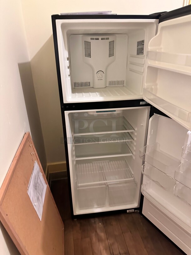 Late Model Magic Chef 10.1 cu. ft. Top Freezer Refrigerator in Black, ENERGY STAR 115 Volt Working - Image 5 of 7