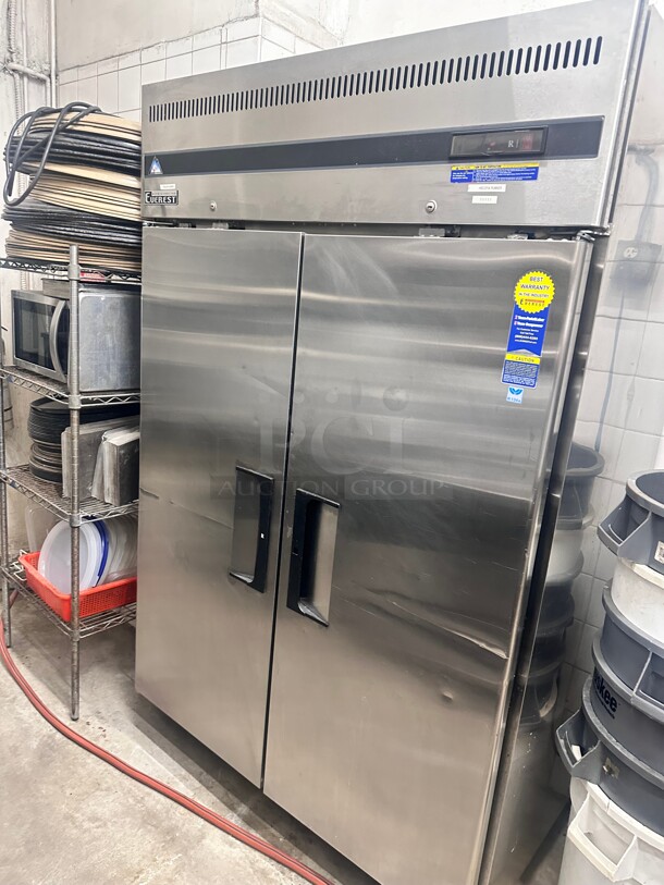 Everest Refrigeration ESR2 49 inch Two Section Reach In Refrigerator, (2) Left/Right Hinge Solid Doors, 115v Working - Image 1 of 7