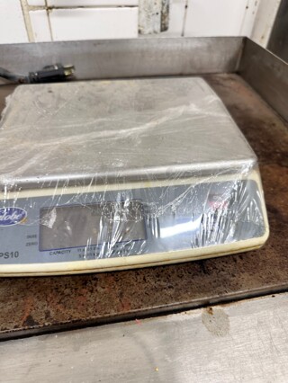 Globe GPS10 10 lb. Digital Portion Control Scale Working