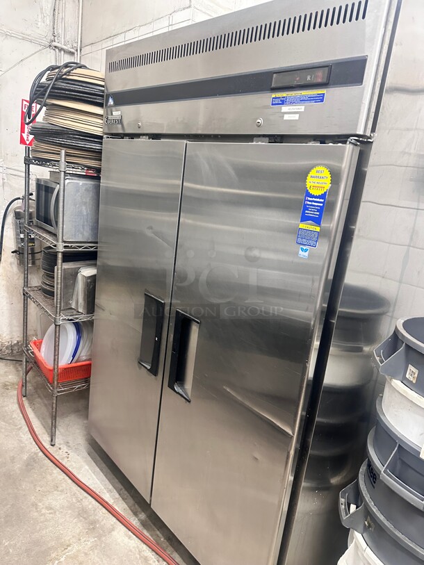 Everest Refrigeration ESR2 49 inch Two Section Reach In Refrigerator, (2) Left/Right Hinge Solid Doors, 115v Working - Image 4 of 7