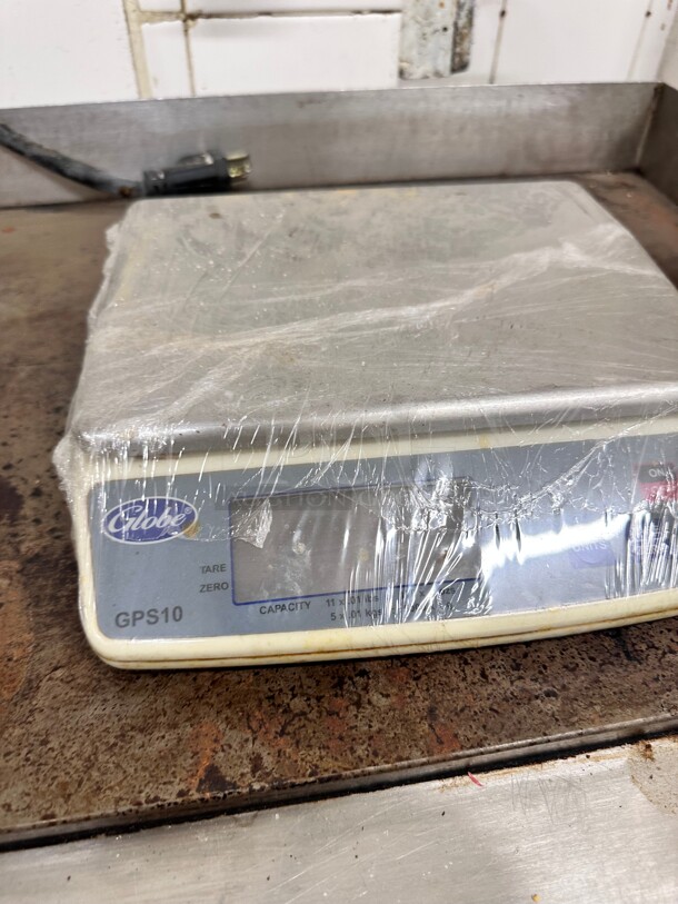 Globe GPS10 10 lb. Digital Portion Control Scale Working - Image 4 of 4