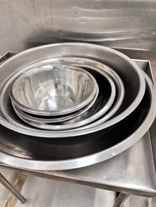 One Lot Of Assorted Sizes Bowls