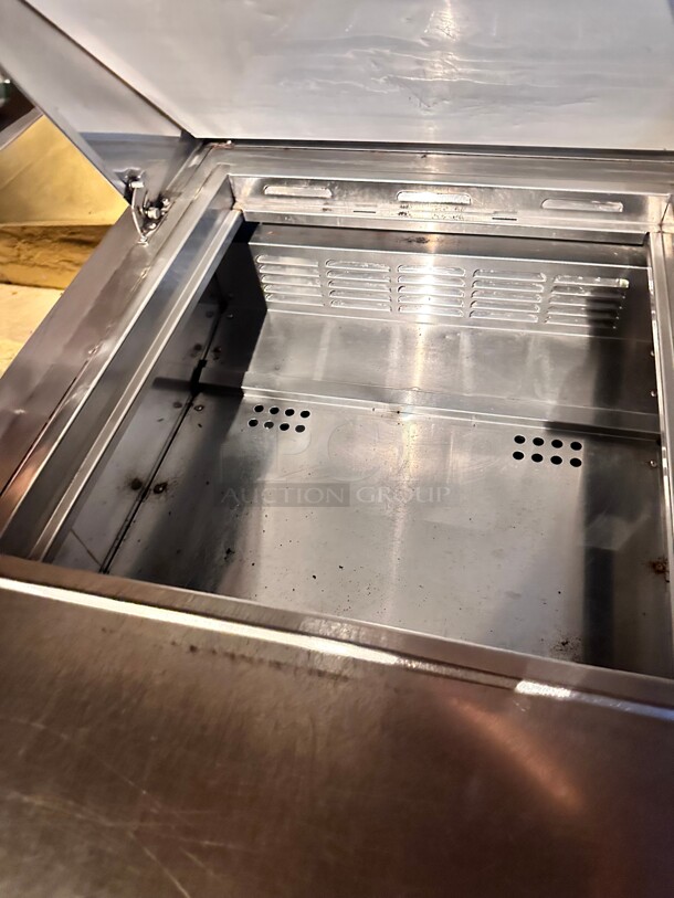Everest Refrigeration EPBR1 27.75 Inch Single Door Sandwich Prep Table 115 Volt Working  - Image 4 of 7