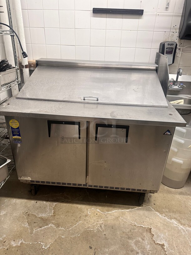 Everest Refrigeration EPBR2 47 inch Sandwich/Salad Prep Table w/ Refrigerated Base, 115v Working - Image 5 of 7