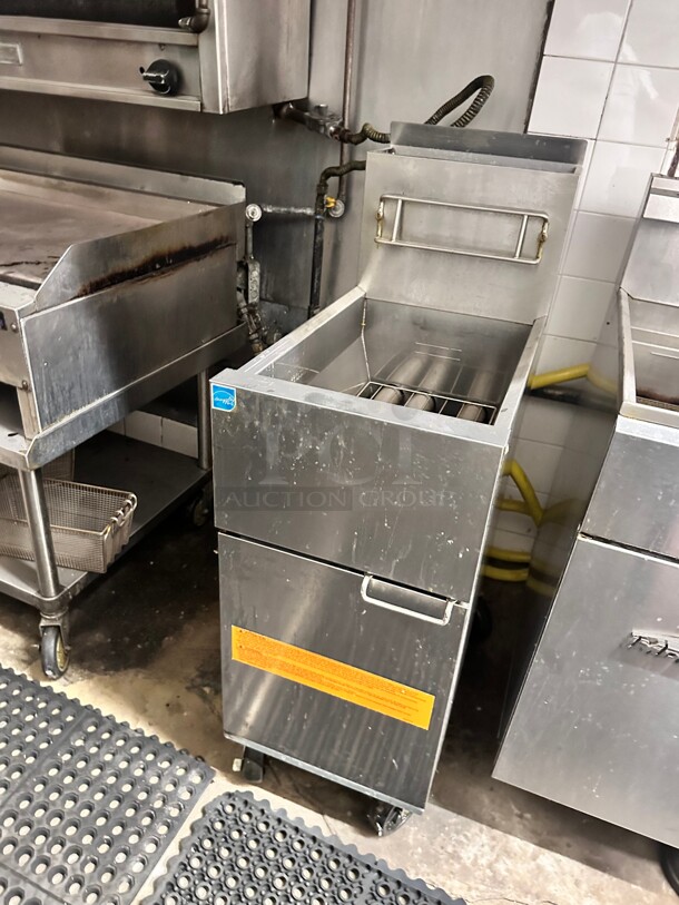 Late Model Frymaster ESG35T Natural Gas 35 lb. High Efficiency Floor Fryer with Stainless Steel Pot Working - Image 2 of 8