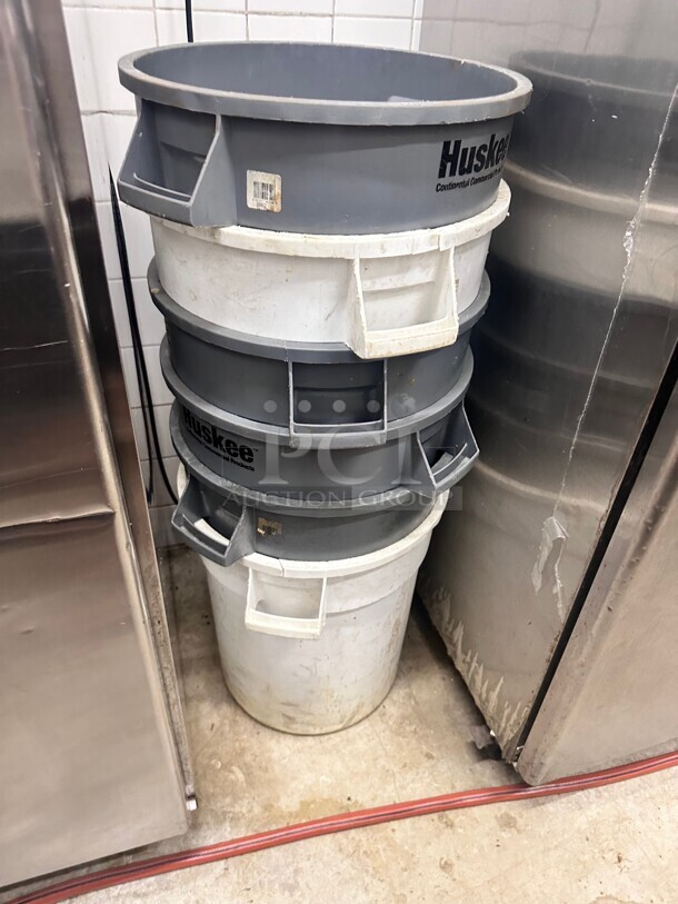 Continental 3200GY Huskee 32 Gallon Gray and White Round Trash Can - Image 1 of 5