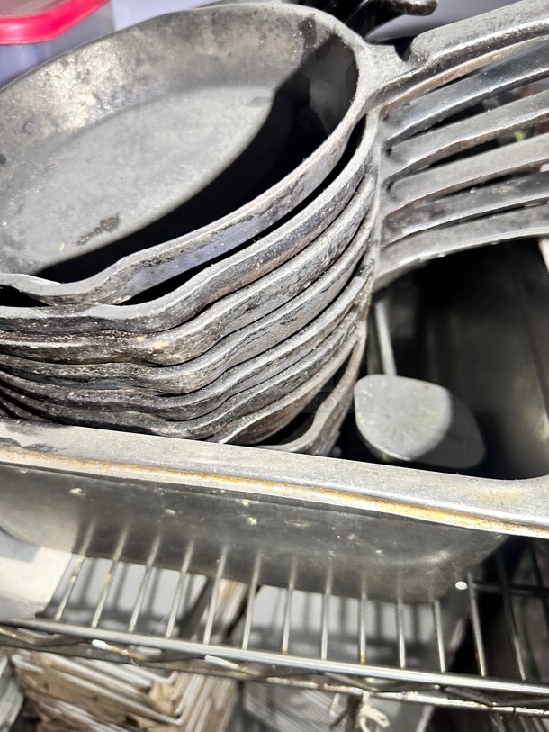One Lot Of Cast Iron Serving Bowls With Handel - Image 3 of 4