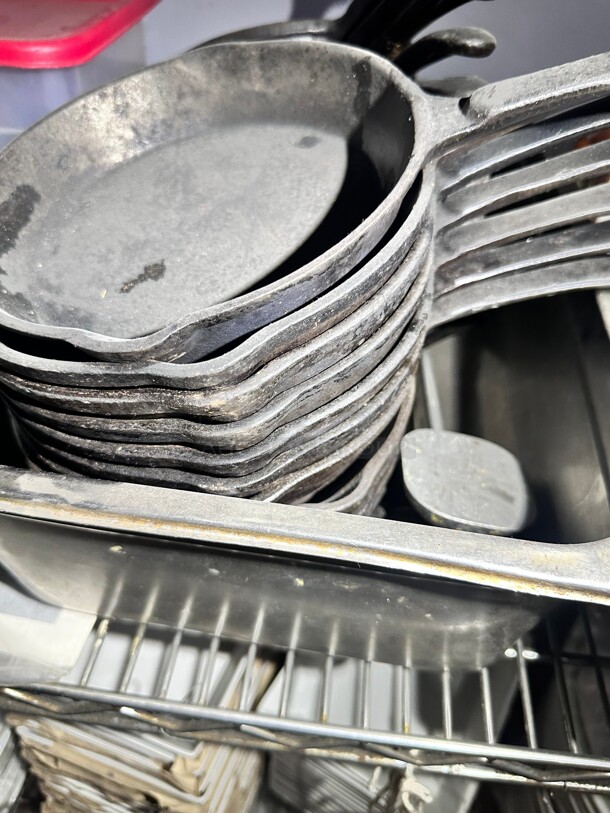 One Lot Of Cast Iron Serving Bowls With Handel - Image 4 of 4