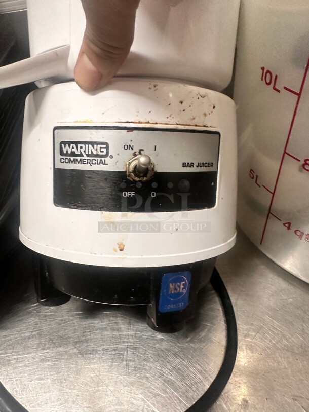 Waring Commercial 31JC25 Compact Citrus Juicer, 120V 34 Ounce Working - Image 2 of 6
