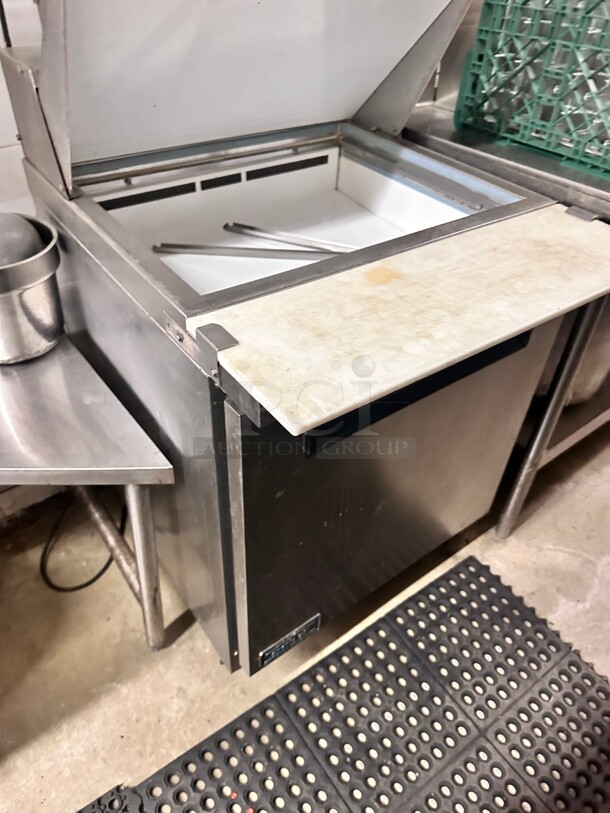 Arctic Air AMT28R 29" Sandwich/Salad Prep Table w/ Refrigerated Base, 115v Working - Image 6 of 8