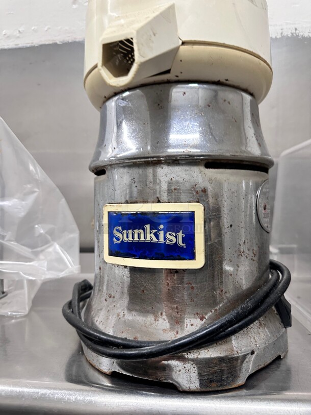 Sunkist 8-R Commercial Citrus Juicer - 115V, 3450 RPM Working - Image 4 of 5