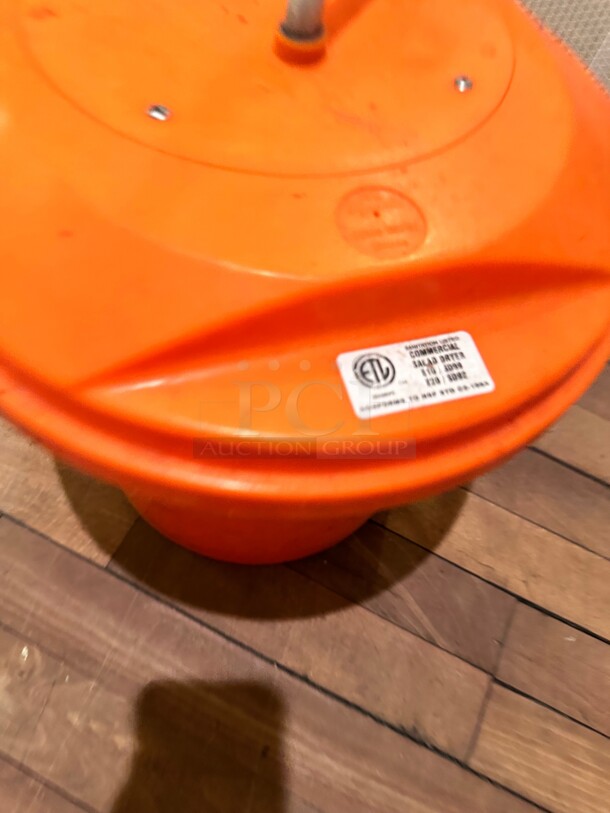 Dynamic E004 Manual Salad Spinner - 5 gal Capacity, Dries 6 to 8 Heads of Lettuce Working - Image 2 of 6
