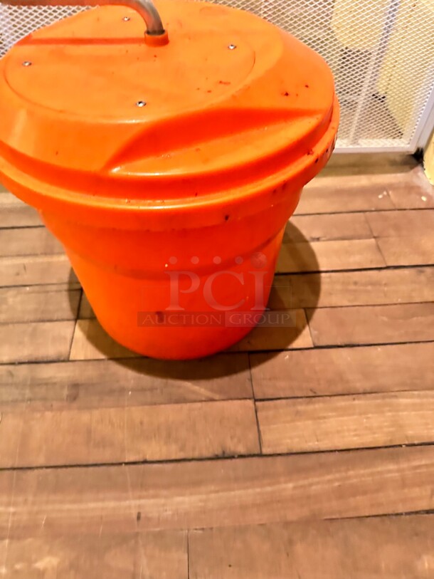 Dynamic E004 Manual Salad Spinner - 5 gal Capacity, Dries 6 to 8 Heads of Lettuce Working - Image 3 of 6