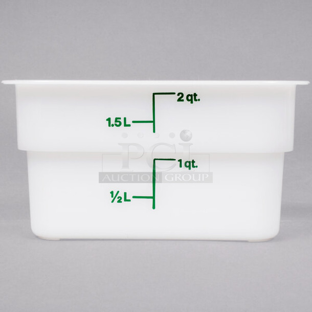 Box of 36 BRAND NEW SCRATCH AND DENT! 2142SFSP Cambro CamSquares® 2 Qt. White Square Polyethylene Food Storage Container - Image 1 of 3