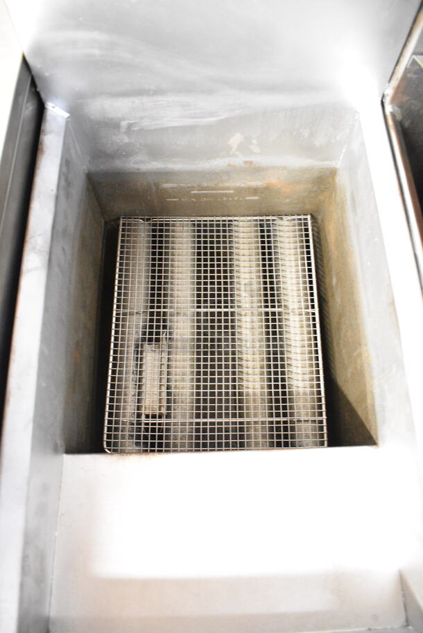 Cecilware FMP40 Stainless Steel Commercial Floor Style Natural Gas Powered Deep Fat Fryer.  - Image 2 of 6