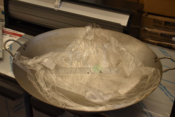 BRAND NEW SCRATCH AND DENT! Town 34724 24" Hand Hammered Cantonese Wok - Image 2 of 3